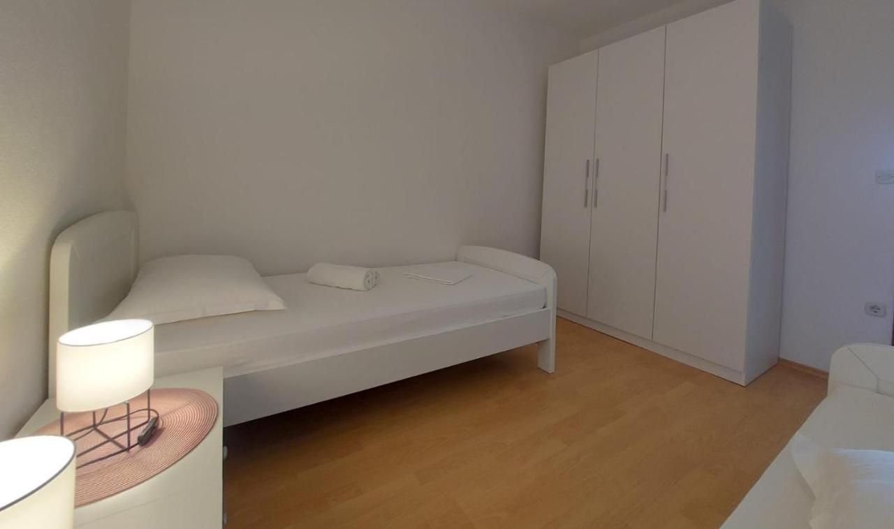 Apartments Gojevic Бол Экстерьер фото